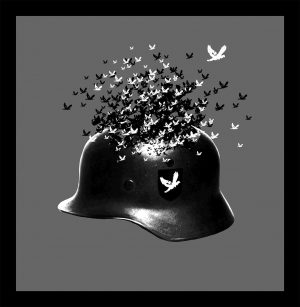 Auf dem DENKSTAHL Kunstwerk namens Remains Of Peace 3 ist ein schwarzer Soldatenhelm auf grauem Hintergrund abgebildet. Der Stahlhelm mutet an, sich aufzulösen, während aus seinem oberen Teil schwarze und weiße Tauben in die Höhe fliegen.